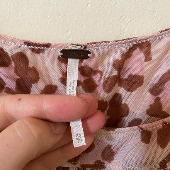 Free People Meg's Blouse Pink Leopard Cropped Top Size XS Mesh Pleated - Picture 3 of 10